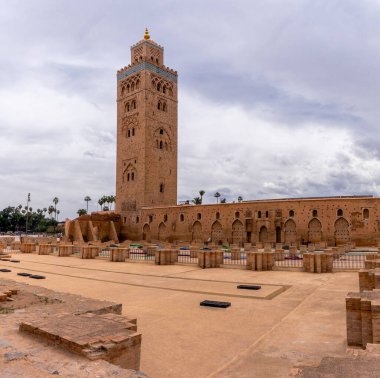 Marakeş, Fas - 23 Mart 2024: Marakeş şehir merkezinin eski Medine semtindeki Kutubiyya Camii manzarası