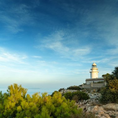 Alicante Eyaleti 'ndeki Sant Antoni Deniz Feneri' nin sıcak akşam ışığında manzarası