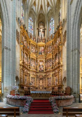 Astorga, İspanya - 12 Nisan 2024: Astorga 'daki Saint Mary katedralinin sunak ve sunak taşı manzarası