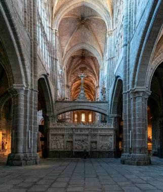 Avila, İspanya - 8 Nisan 2024: Avila Katedrali 'nin retrokoro ve merkez sahanlığının görüntüsü