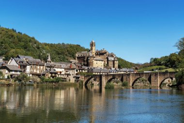 Estaing, Fransa - 19 Mart 2024: Fransa 'nın güney merkezindeki Lot Nehri üzerindeki Fransız köyünün manzarası