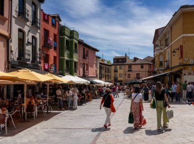Leon, İspanya - 13 Nisan 2024: İnsanlar Leon 'un renkli tarihi şehir merkezinde güzel bir bahar gününün tadını çıkarıyorlar.