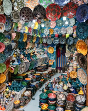 Marakeş, Fas - 23 Mart 2024: Marakeş Medine 'deki çarşıda tipik Fas çömleği satan küçük bir pazar tezgahı manzarası
