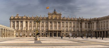 Madrid, İspanya - 6 Nisan 2024: Madrid şehir merkezindeki avlu ve kraliyet İspanyol Sarayı manzarası