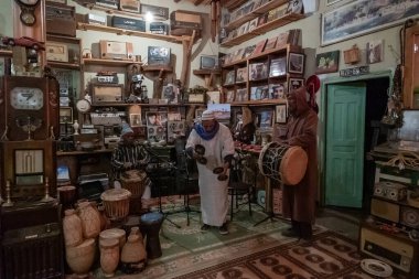 Meski, Fas - 7 Mart 2024: Yerel Faslı müzisyenler Meski köyündeki ev yapımı kayıt stüdyosunda müzik yapıyorlar