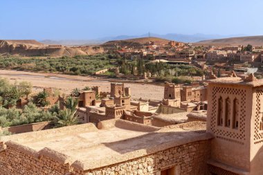 Ait Benhaddou, Fas - 14 Mart 2024: Fas 'ın güneyindeki toprak köyü Ait Benhaddou' nun yakın görüntüsü
