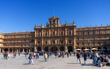 Salamanca, İspanya - 9 Nisan 2024: Tarihi eski Salamanca kasabasındaki Plaza Belediye Başkanı şehir meydanı
