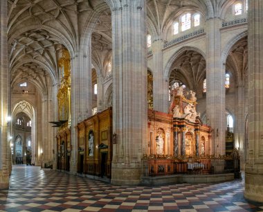 Segovia, İspanya - 7 Nisan 2024: Segovia Katedrali 'nin merkezi ve retrokoro manzarası