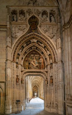 Segovia, İspanya - 7 Nisan 2024: Segovia Katedrali manastırına açılan süs kemeri ve kapı