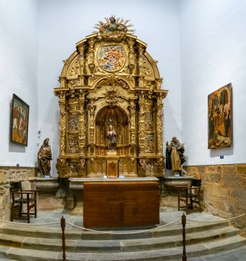 Astorga, İspanya - 12 Nisan 2024: Astorga Katedrali 'ndeki Sunak Parçası ile Saint Marina Kilisesi manzarası