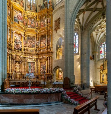 Astorga, İspanya - 12 Nisan 2024: Astorga 'daki Saint Mary katedralinin sunak ve sunak taşı manzarası