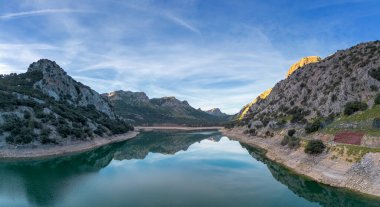 Kuzey Mallorca 'nın Serra de Tramuntana dağlarındaki Gorg Blau dağ gölü ve rezervuarının hava manzarası.