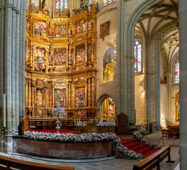 Astorga, İspanya - 12 Nisan 2024: Astorga 'daki Saint Mary katedralinin sunak ve sunak taşı manzarası