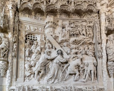 Burgos, İspanya - 14 Nisan 2024: Burgos Katedrali 'nin retrokoro duvarında haçı taşıyan İsa heykeli