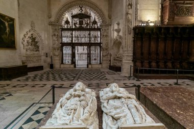 Burgos, İspanya - 14 Nisan 2024: Burgos katedralindeki Arınma Şapeli 'ndeki Frias Dükü ve Düşesi' nin mezarının manzarası