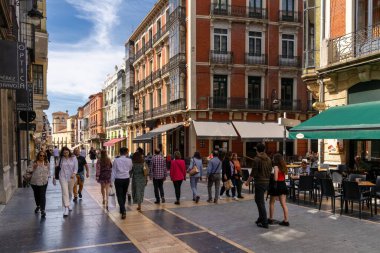 Leon, İspanya - 13 Nisan 2024: İnsanlar Leon 'un renkli tarihi şehir merkezinde güzel bir bahar gününün tadını çıkarıyorlar.