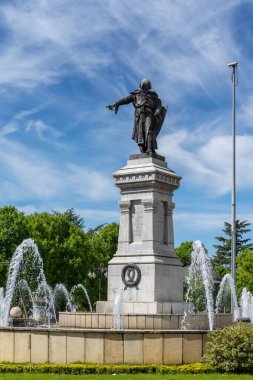 Leon, İspanya - 13 Nisan 2024: Leon şehir merkezindeki Guzman El Bueno anıtının dikey görüntüsü