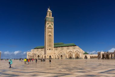 Casablanca, Fas - 29 Mart 2024: Kazablanka 'daki Hasan II Camii' nin dış ve minaresi