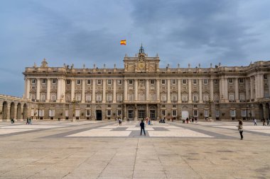 Madrid, İspanya - 6 Nisan 2024: Madrid şehir merkezindeki avlu ve kraliyet İspanyol Sarayı manzarası