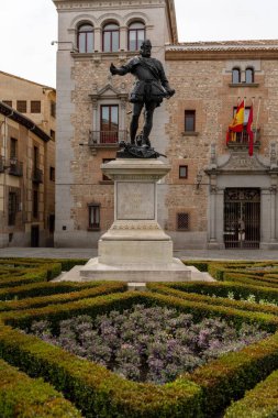 Madrid, İspanya - 6 Nisan 2024: Madrid şehir merkezindeki Plaza de la Villa Meydanı 'nda Don Alvaro de Bazan' ın heykeli