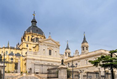 Madrid, İspanya - 6 Nisan 2024: Madrid şehir merkezindeki Kraliyet Sarayı yakınlarındaki Almudena Katedrali