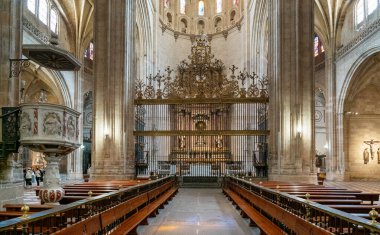 Segovia, İspanya - 7 Nisan 2024: Segovia Katedrali 'nin sunak ve merkez nehri manzarası