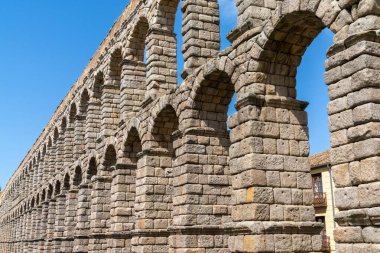 Segovia, İspanya - 7 Nisan 2024: Segovia Su kemerinin mimari ayrıntılı görünümü
