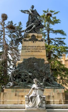 Segovia, İspanya - 7 Nisan 2024: Segovia Kalesi yakınlarındaki Daoiz ve Velarde Anıtı dikey görünümü