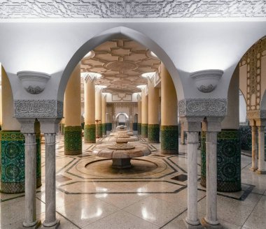 Kazablanka, Fas - 29 Mart 2024: Kazablanka 'daki Hasan II Camii' nin yeraltı hamamında mermer oymalı nilüfer çiçeği çeşmeleri