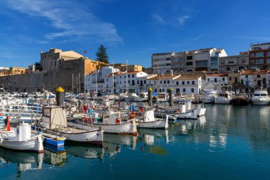 Ciutadella, İspanya - 26 Ocak 2024: Menorca Adası 'ndaki tarihi Ciutadella kasabasındaki cennet limanı