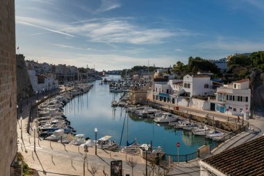 Ciutadella, İspanya - 26 Ocak 2024: Aşağıdaki tarihi Ciutadella kasabası ve doğal liman ve spor marinası manzarası
