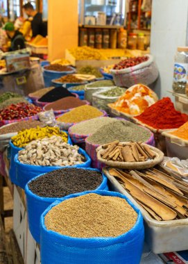 Meknes, Fas - 5 Mart 2024: Fas şehir merkezindeki kapalı çarşıda kurutulmuş baharat ve biber satan market tezgahı