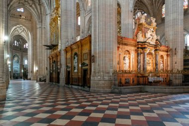 Segovia, İspanya - 7 Nisan 2024: Segovia Katedrali 'nin kenar naf ve retrokorosu