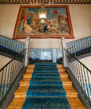 Segovia, İspanya - 7 Nisan 2024: Segovia Piskoposluk Sarayı 'na giden merdivenler