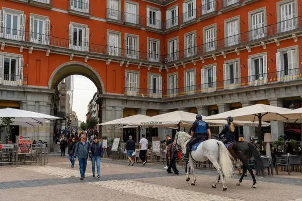 Madrid, İspanya - 6 Nisan 2024: Madrid Plaza Belediye Başkanı şehir meydanında devriye gezen atlı belediye polisi