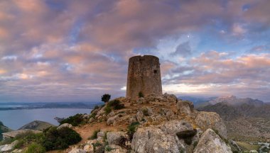 Güneş doğarken Mallorca 'nın kuzeybatısındaki Cap de Formentor' daki Albercutx gözlem kulesinin manzarası.
