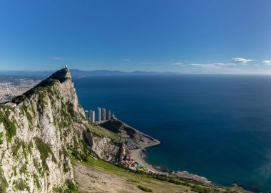 Efsanevi Cebelitarık Kayası ve Yukarı Kaya Doğa Rezervi 'nin manzarası.