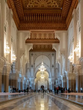 Kazablanka, Fas - 29 Mart 2024: Kazablanka şehir merkezindeki Hasan II Camii 'ni ziyaret eden turistler