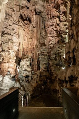 Cebelitarık, Cebelitarık - 27 Nisan 2024: Cebelitarık 'taki Aziz Michael Mağarası' nın manzarası