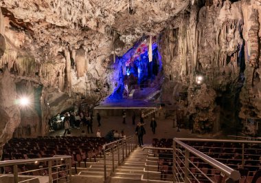 Cebelitarık, Cebelitarık - 27 Nisan 2024: Cebelitarık 'taki Aziz Michael Mağarası' nın içindeki konferans salonu