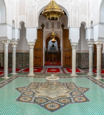 Meknes, Fas - 5 Mart 2024: Mekens şehir merkezindeki Moulay Isma 'il mozolesinin kapalı bahçe odası