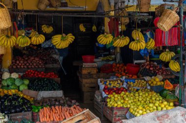 Moulay İdriss, Fas - 5 Mart 2024: Moulay İdriss şehir merkezindeki küçük açık hava pazarı