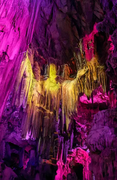 Cebelitarık, Cebelitarık - 27 Nisan 2024: Cebelitarık 'taki Aziz Michael Mağarası' nda bir meleğin ışık yansıması