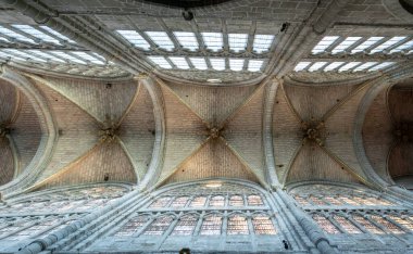 Avila, İspanya - 8 Nisan 2024: Avila Katedrali 'nin merkez sahanlığının tavanındaki üç kupa manzarası