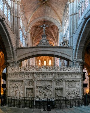 Avila, İspanya - 8 Nisan 2024: Avila Katedrali 'nin retrokoro ve merkez sahanlığının görüntüsü