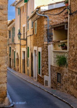 Fornalutx, İspanya - 31 Ocak 2024: Kuzey Mallorca 'daki Fornalutx dağ kasabasındaki pitoresk bir köy sokağının dikey görüntüsü