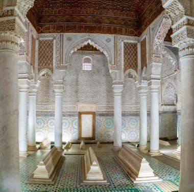 Marakeş, Fas - 23 Mart 2024: Marakeş 'teki Saadian Mezarları' ndaki On İki Sütun Odası 'nın iç görünümü