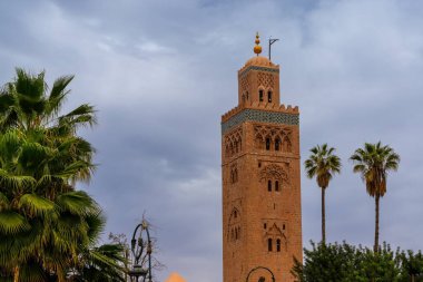 Marakeş, Fas - 23 Mart 2024: Marakeş şehir merkezinin eski Medine semtindeki Kutubiyya Camii minaresi