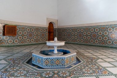 Meknes, Fas - 5 Mart 2024: Bou Inania Madrasa 'nın tarihi eski Meknes kasabasındaki iç manzarası