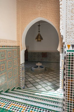 Meknes, Fas - 5 Mart 2024: Bou Inania Madrasa 'nın tarihi eski Meknes kasabasındaki iç manzarası